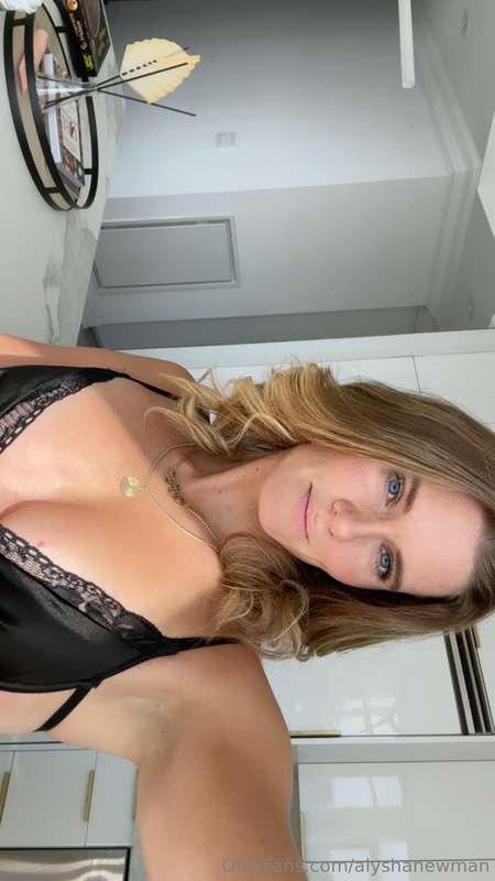 Filming content right now!! DM me a question and tip $100.....