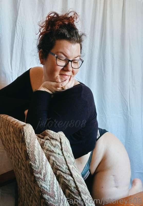 "Sweatpants, hair tied, chillin' with no make-up on". Except..