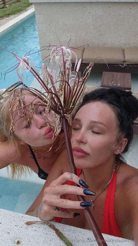 Harley’s got the sunscreen, I’ve got the naughty thoughts 😏☀..