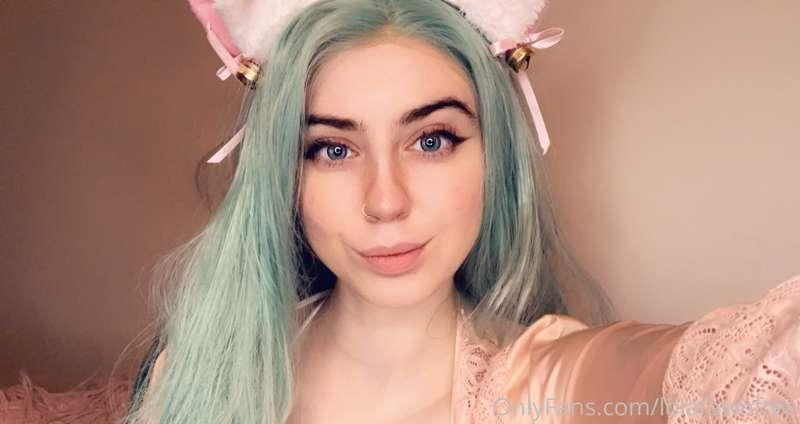 See this sex kitten naked at onlyfans.com/lolafawn