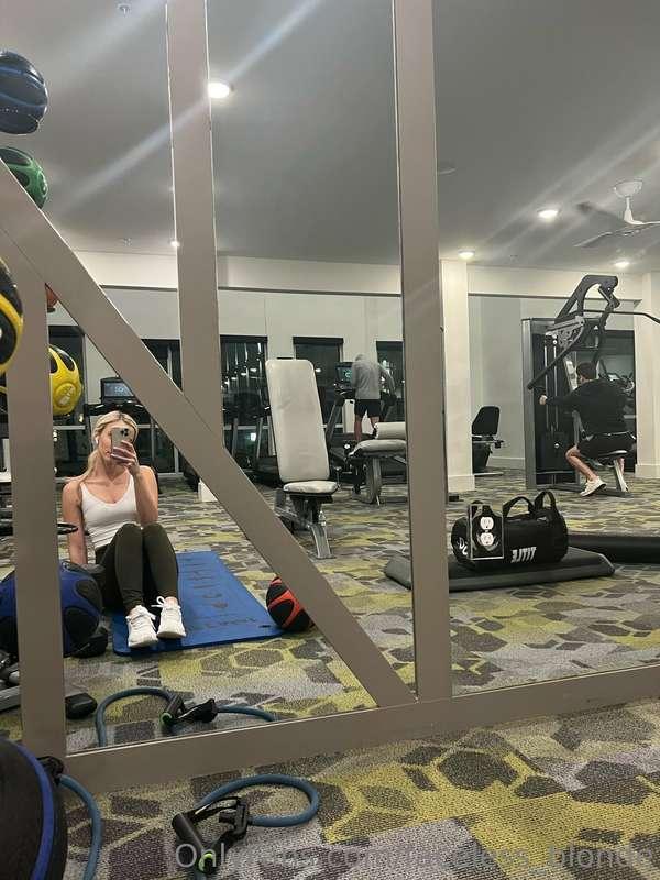 GYM FLASH! Do you think the guys in the back noticed? 🤭😉