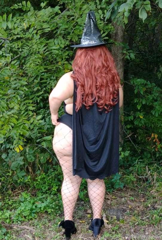 Bootiful Booty, 🕸️🕷️
What's your favorite season/holiday? ☠️
