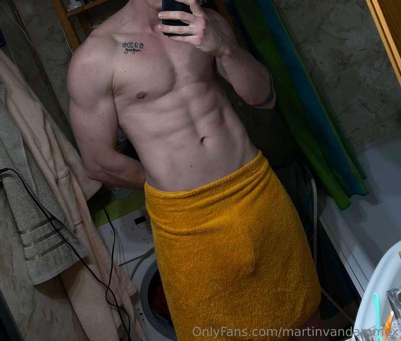 Not even a towel can hide 🍆 