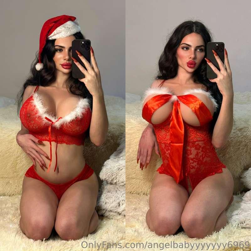 Which Christmas outfit do you think is sexier? Comment 💋 for..