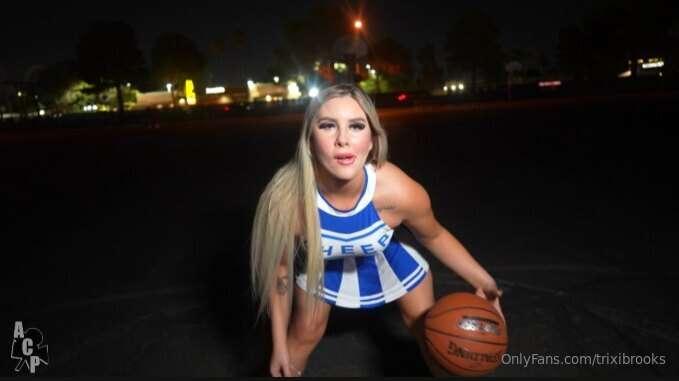 Expert ball's handler👅