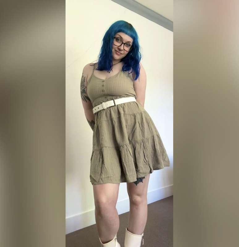 I KNOW MY DRESS IS CREASED IRONING IS OVERRATED 😤