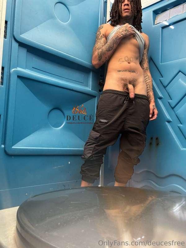just busted in the porta potty, wish you were there😍 @deuces..