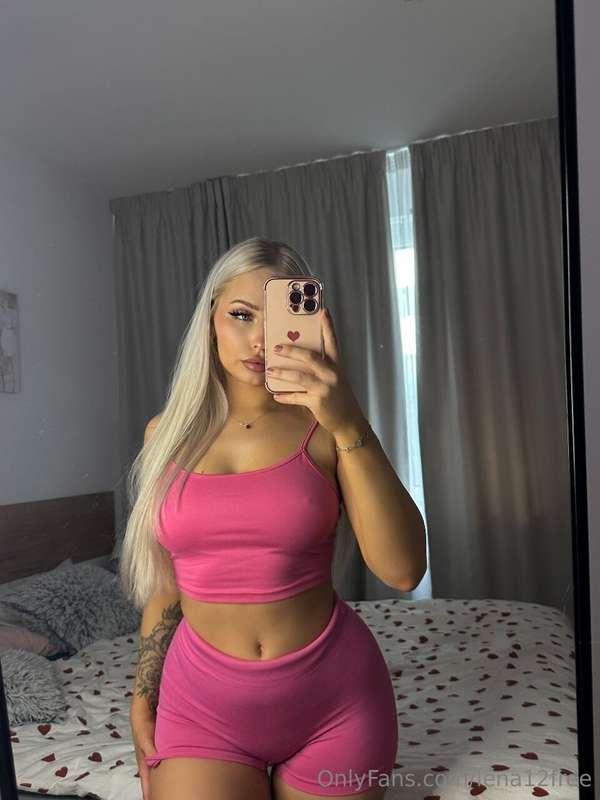 Looking for someone’s cock to sit on😝