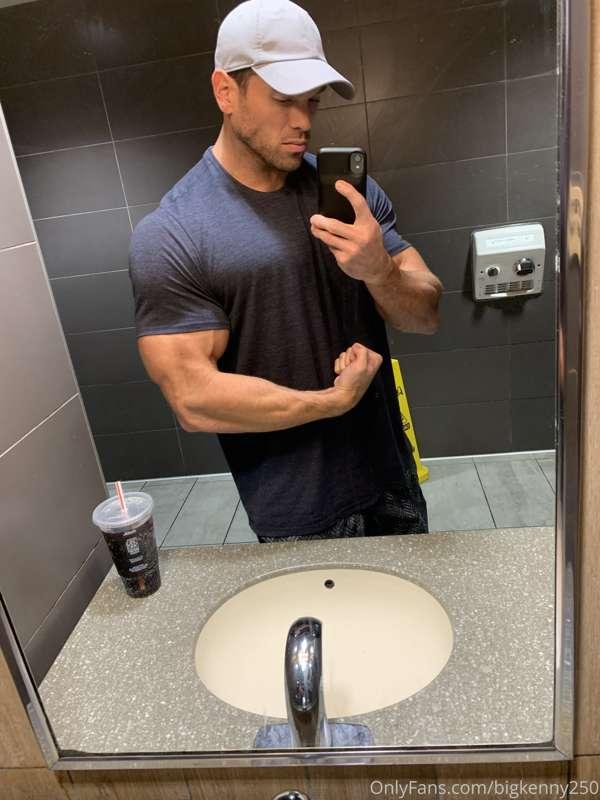 Large Diet Coke and XXL Adonis arm. 💪🏼🤴🏻😈