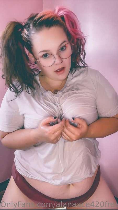 💦 wet tshirt pics might just be my new favourite thing 😍
