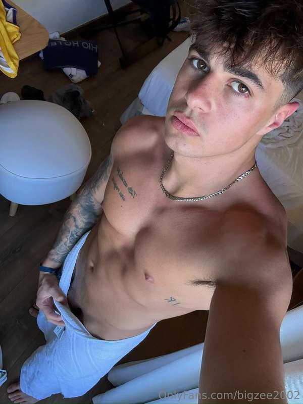 Ready to see what I've got under my towel? 😉