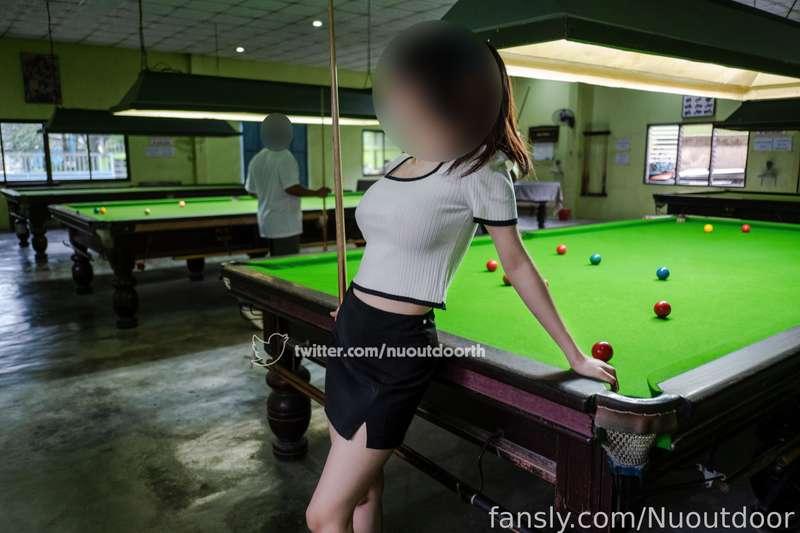 She seduces strangers in a snooker club.

โชว์จนโดนที่ร้านสนุ๊กเกอร์ ไปยั่วขนาดนั้นใครจะทนได้