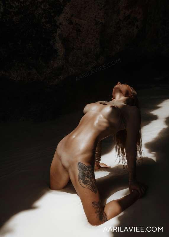 The curves of the body become sexy in a rush of feelings