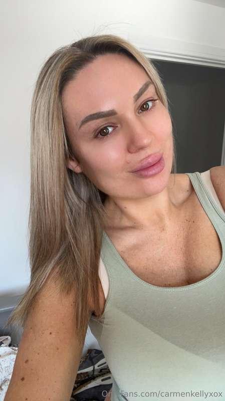 Hello there gorgeous Xx The next 10 people to sub to my main..
