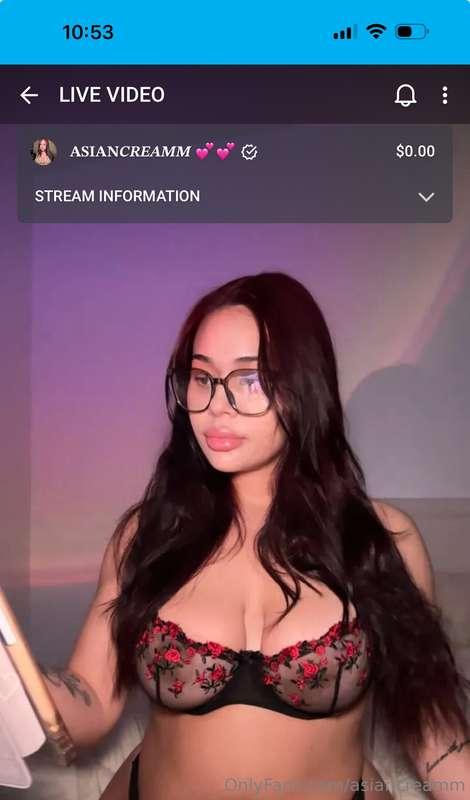 I’M ON LIVE RIGHT NOW GUYS 😍CUM JOIN 😩💦 https://onlyfans.com..