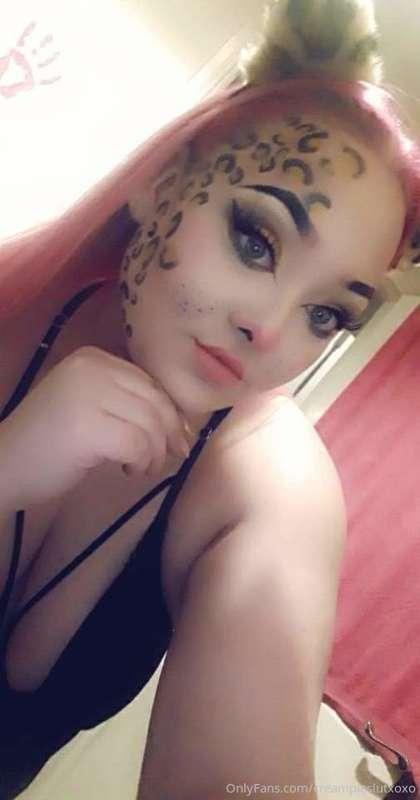 What do we think of my Halloween 🎃 makeup? My sexy cat🐱🐈? Be..