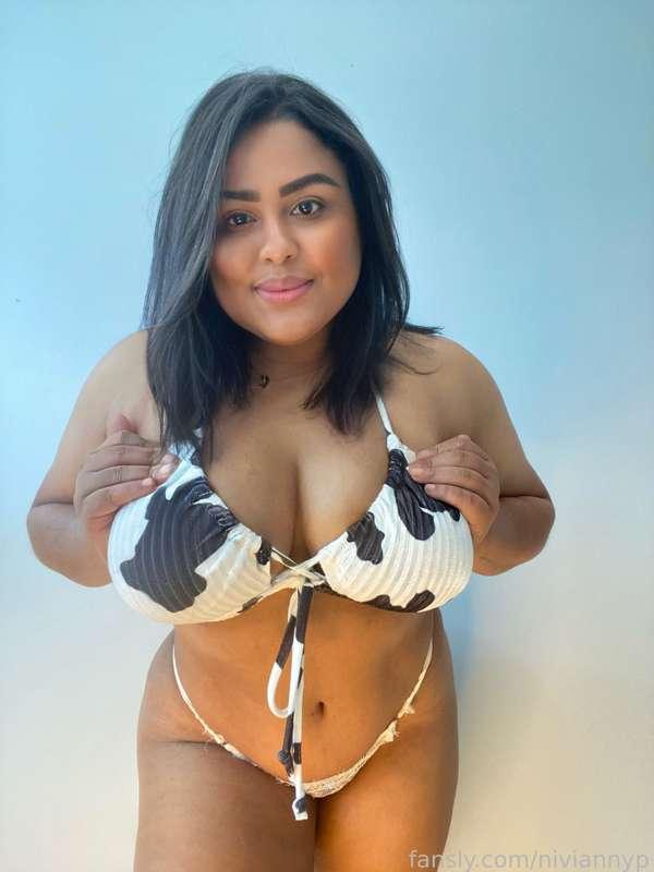 Why are you doing? You know I'm not one of those cows that gets milked from the bottom, do you?
My udder is a little higher, moo!🐮


#fyp #cow #bikini #largebreasts #bigboobs #tummy #hips #nipples #babyface