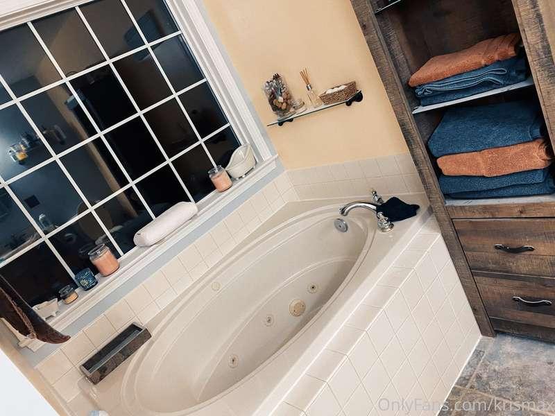 pics in this amazing bath tub is coming next 💧🧖🏼‍♀️  i know ..