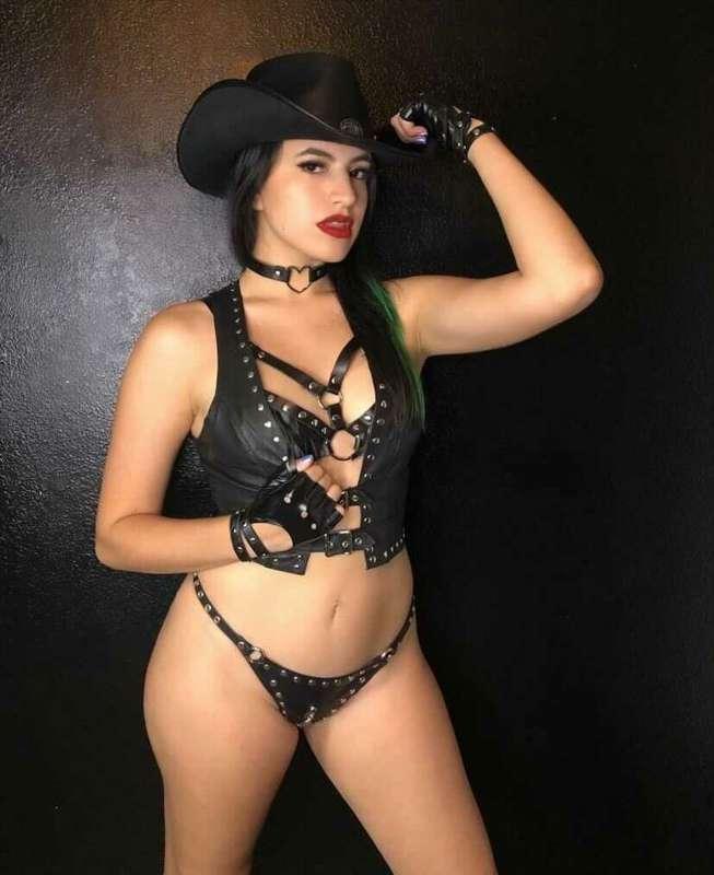 What does "being sexy" mean to you? Our stunning dancer @mol..