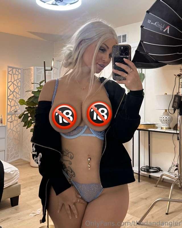 TITTIES OUT NOT GIVING A FUCKCOME SUCK ON THESE NIPS WHILE Y..