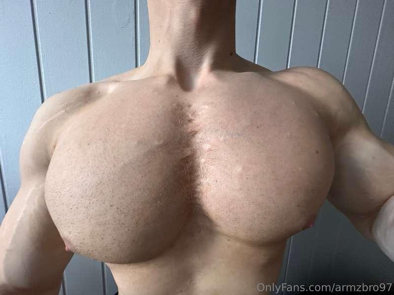 Screen filling juicy chest muscles to worship 🥵🥵🥵