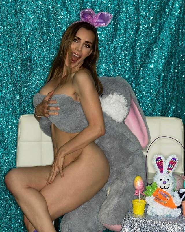 It's your favourite ***Bunny's*** birthday today 🤩🎉🥂✨

*All ..