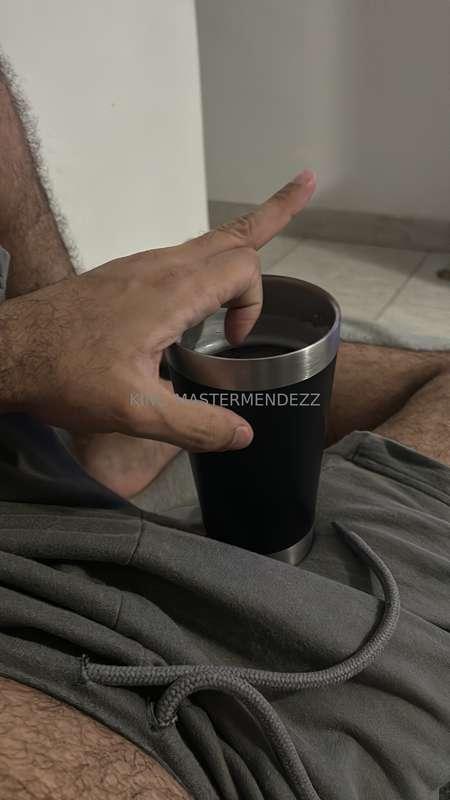 Tomando uma cerveja com seu dinheiro, seu bostinha. Esse é o..