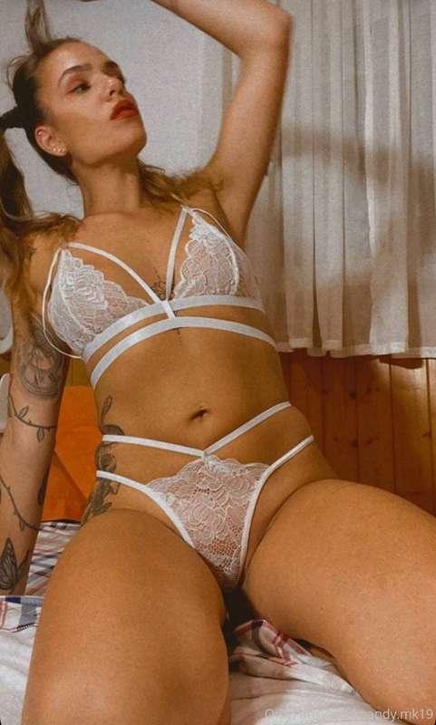 My pussy is so wet. Wanna sext? 💘💋