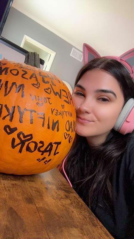 Haiii ♡ I’m LIVE now! Come say hai back 🎃✨https://www.twitch..