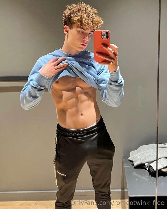 ⭐️Check out my exclusive page @romeo_twink ⭐️ Full naked and..