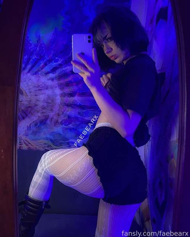 booty shorts n fishnets ✨