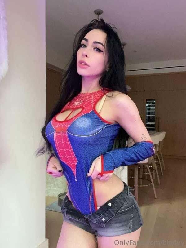 Who wants to get all tangled up in my spidey web? (¬‿¬)Comme..