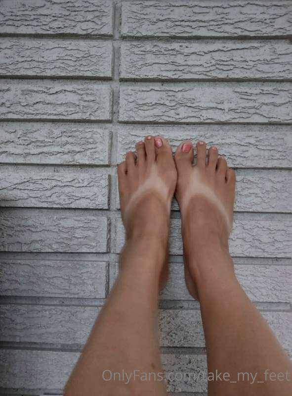 Like my tan lines, guys? I love summer 🌼❣️