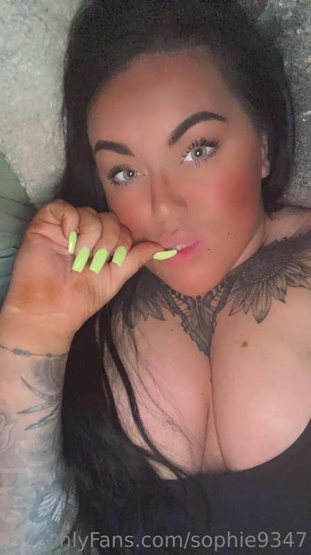 Sunny days mean little clothing 😈🖤 xxx