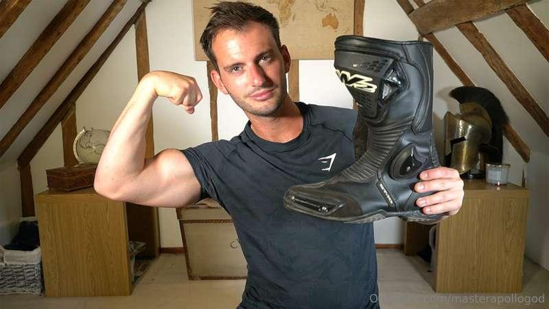 Hey you! Lick my biker boots clean! I want to see my own bea..