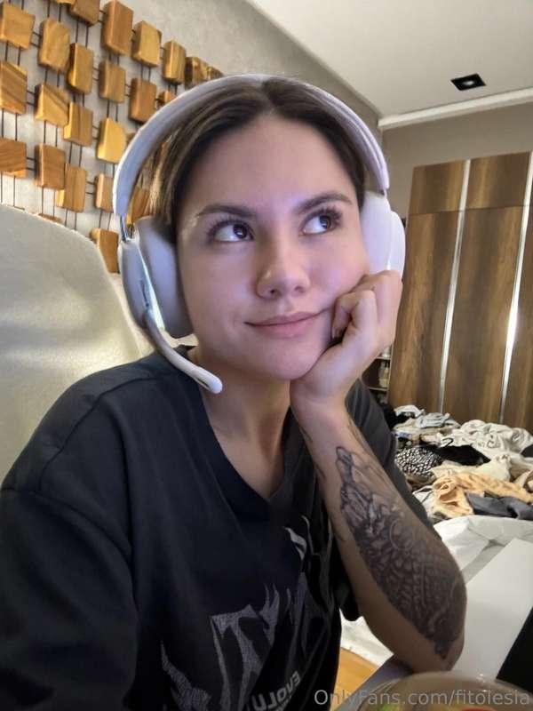 Just a pic of me rn ☺️ How are you spending your Sunday? I’m..