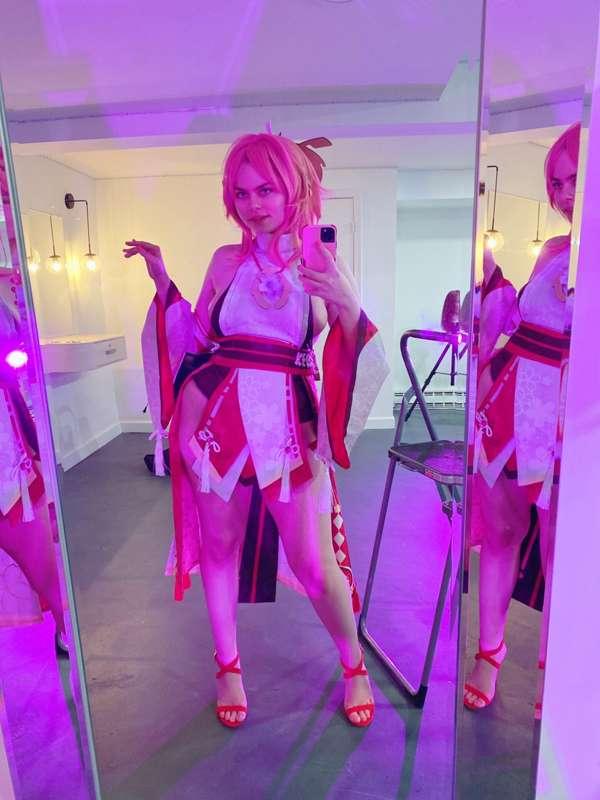 Yae Miko cosplay selfie early access 