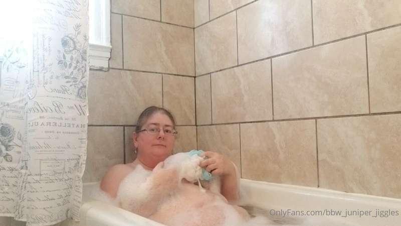 Bath fun time!!🛀 Watch me be dirty as I get clean!!💦💦💦 😘💜💜 ❤..
