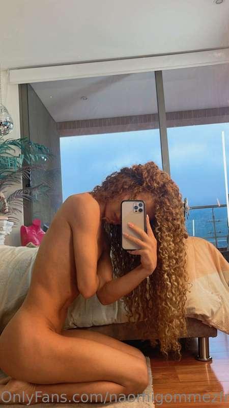 Push me up against this mirror so I can watch you give me yo..