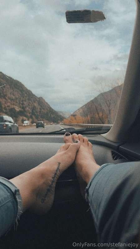 Where are all of my feet guys at?! Who wants to buy feet con..