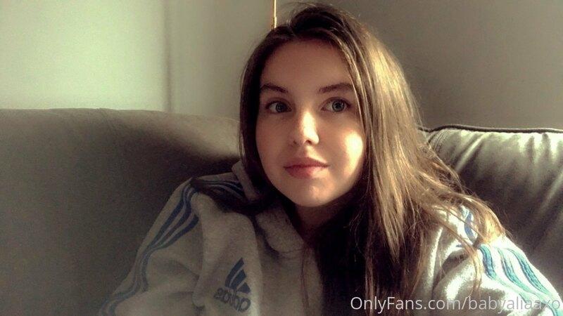 It's too cold to get naked atm so have a selfie ☺️