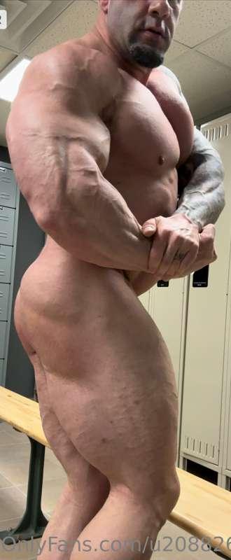 Was so horny and hard after lifting yesterday. I flexed in l..