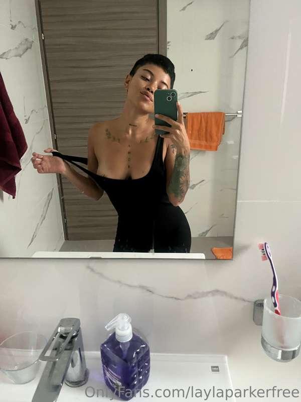 We could be together in front of this mirror fucking. 🙊💦👅