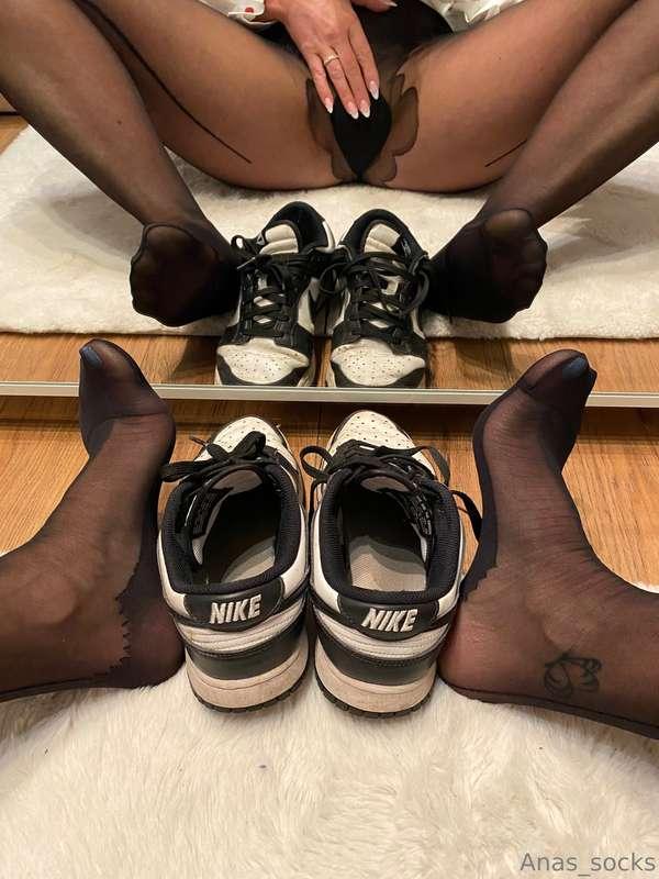 What you sniffing first my feet or dunks?