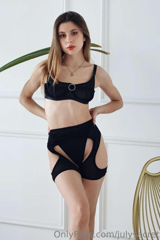 i love black! and stockings too) this kind of lingerie is pe..