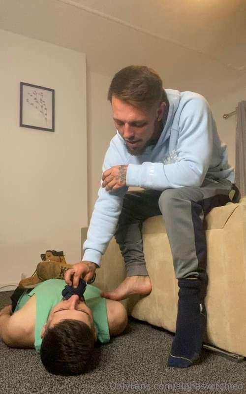 I love licking @cashkingcallum  sweaty soles and sucking the..
