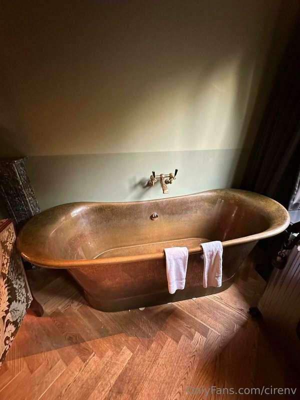 Guarantee I’ll be naked in that tub soon. 😈💦