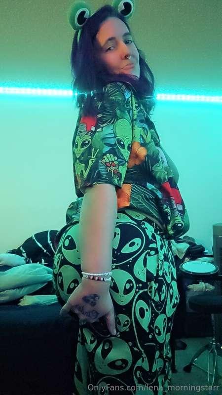 Starting this week I'm gonna be goofy with my alien theme, b..