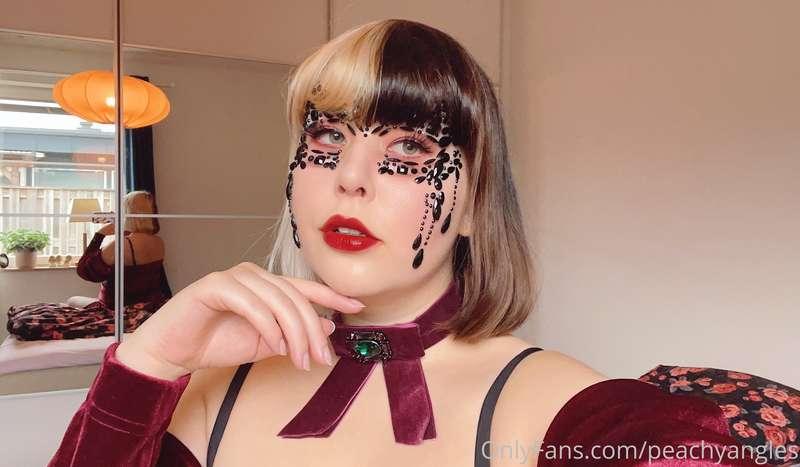 let’s go to a masquerade baby ❤️ posted this set on f*nsly f..