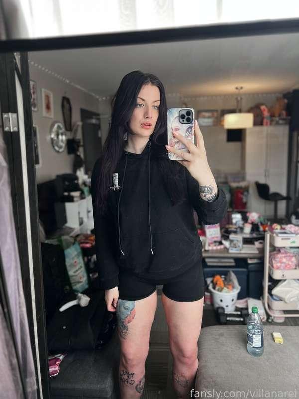 Short shorts season is back 🔥

#fyp #tall #tallgirl #goth #gothgirl #altgirl #alternative #purplehair #thicc #musclemommy #tattoos #shorts #hoodie